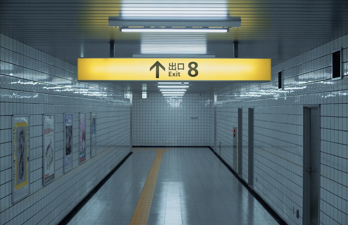 “Exit 8” es un verdadero laberinto infernal y claustrofóbico. La adaptación del exitoso videojuego es una pesadilla inquietante y desquiciada. No se pierdan el éxito japonés.
