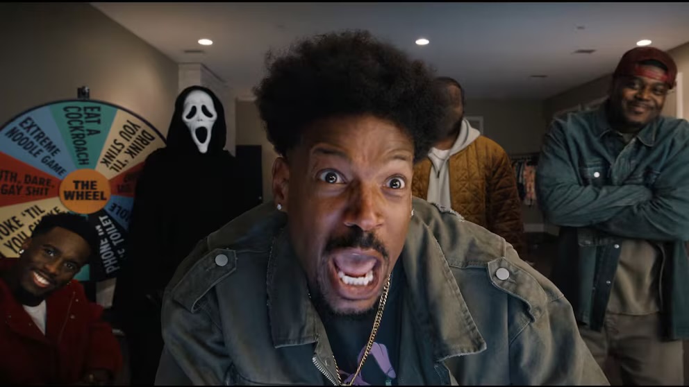 “Scary Movie” regresa a las raíces de la franquicia, ofreciendo una parodia irreverente, humor ácido y desde chistes sencillos hasta los más burdos, todo con el único objetivo de hacer reír al público. Recuperando el espíritu que hizo tan populares a las películas originales.
