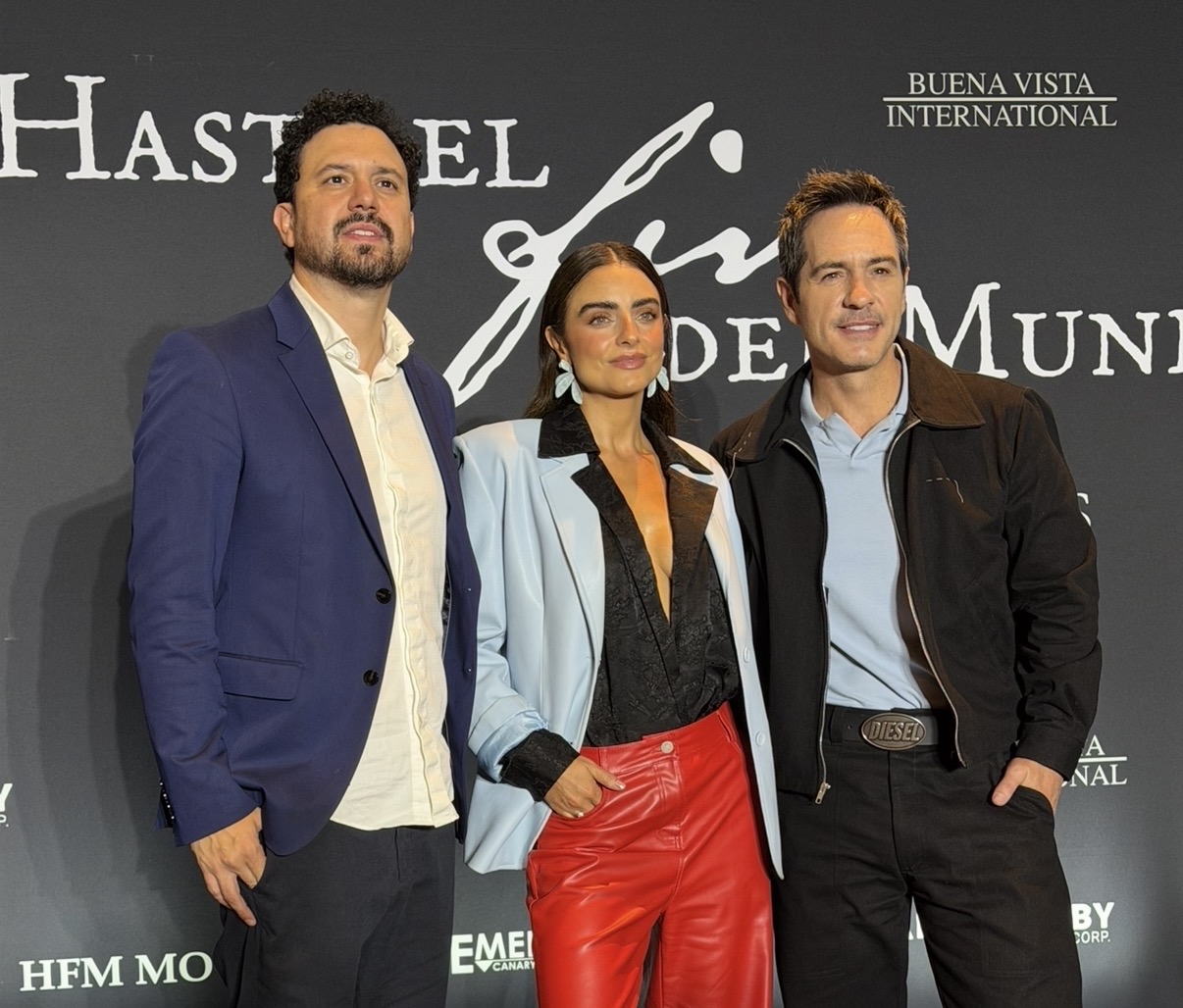 Aislinn Derbez y Mauricio Ochmann convierten su historia compartida en el alma de la nueva cinta “Hasta el fin del mundo” que estrena el próximo 23 de julio en cines. 